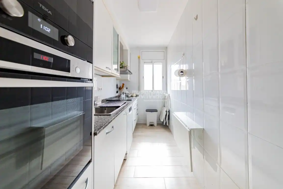 Küche von Wohnung zum Verkauf in Calafell mit Klimaanlage, Abstellraum und Balkon