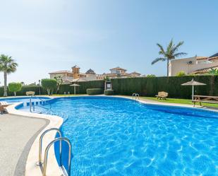 Piscina de Casa o xalet en venda en Orihuela amb Aire condicionat, Terrassa i Balcó