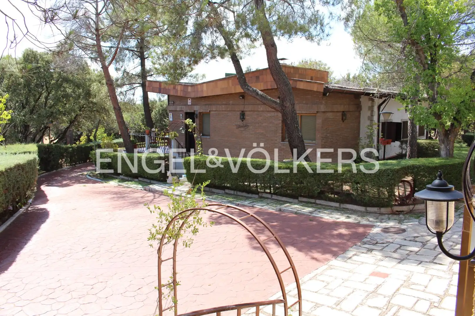 Vista exterior de Casa o chalet en venta en Cabanillas de la Sierra con Calefacción, Jardín privado y Piscina