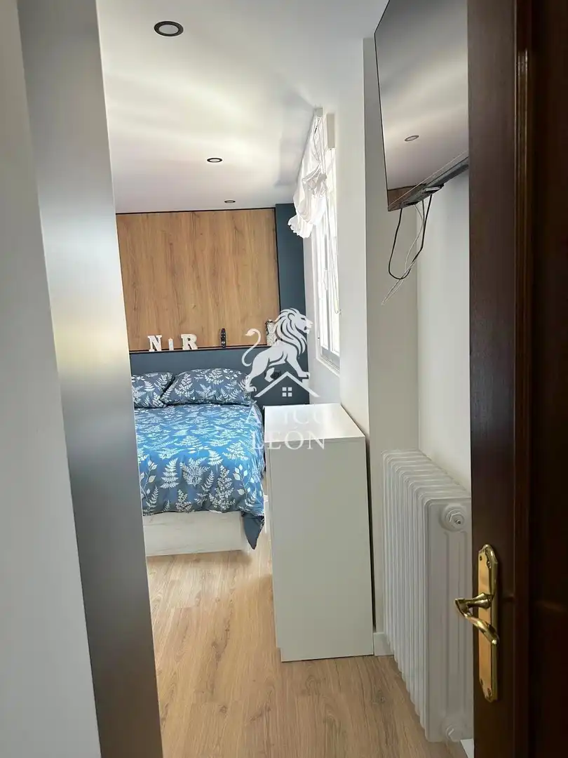 Dormitori de Apartament en venda en León Capital  amb Calefacció, Terrassa i Traster
