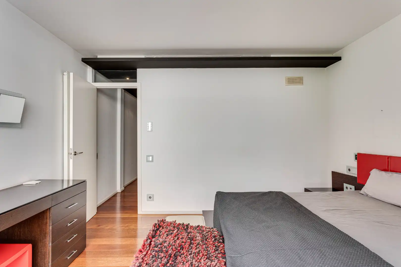 Habitación de Casa adosada en venta en Barcelona con Aire acondicionado, Calefacción y Jardín privado