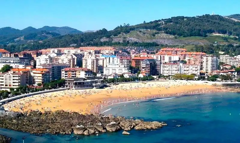 Vista exterior de Planta baixa en venda en Castro-Urdiales amb Jardí privat i Piscina comunitària