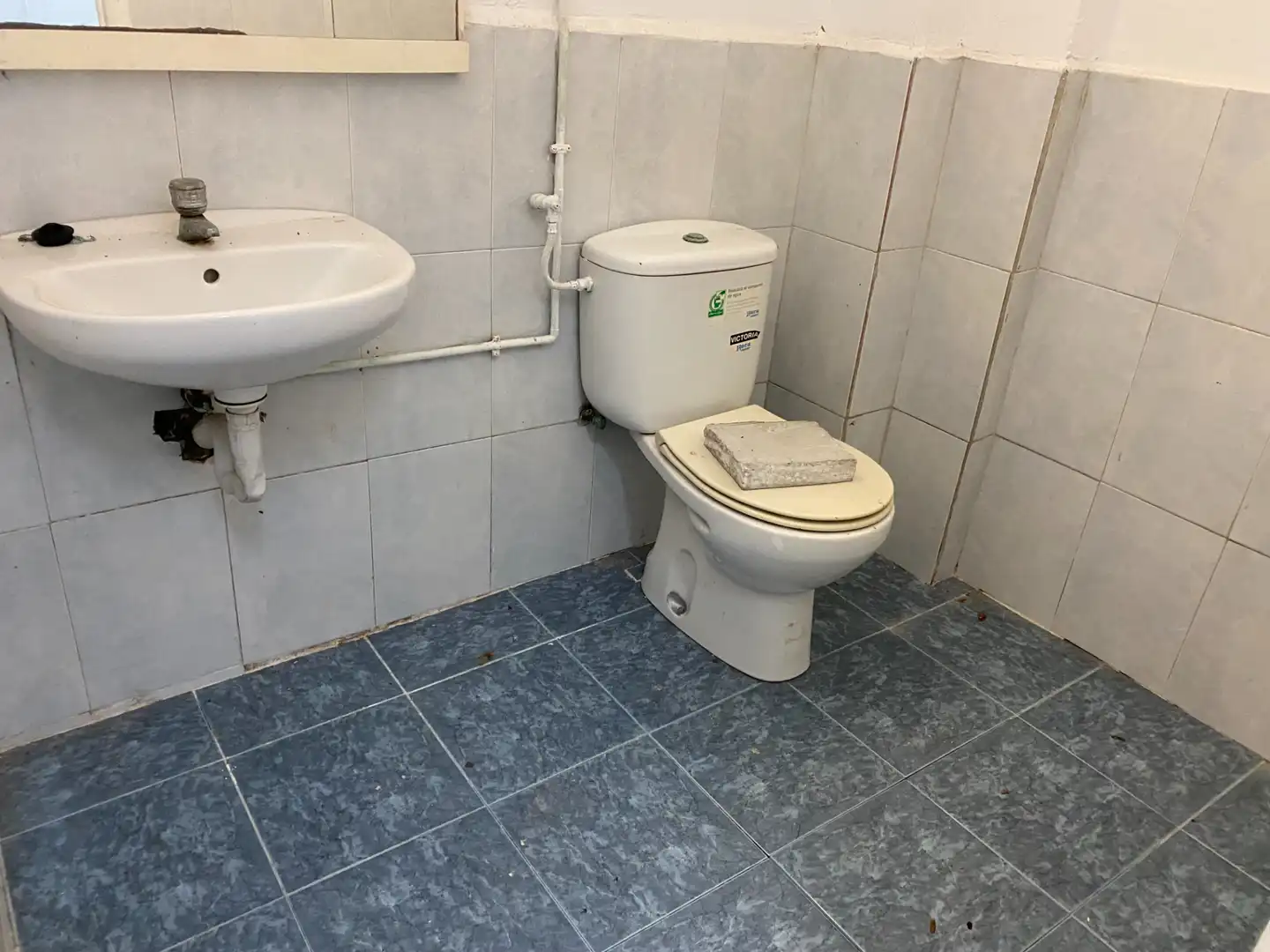 Bany de Local en venda en Santa Coloma de Gramenet