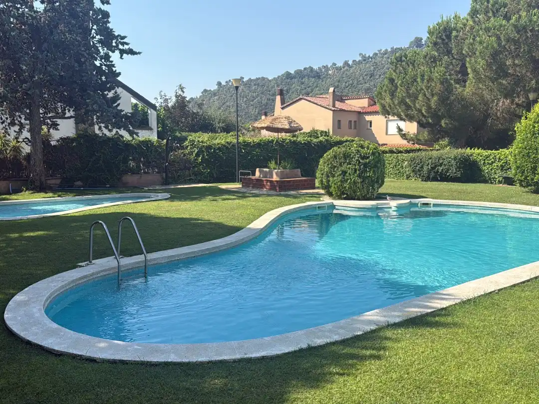 Adossat amb piscina de lloguer a Passeig del Pla 48