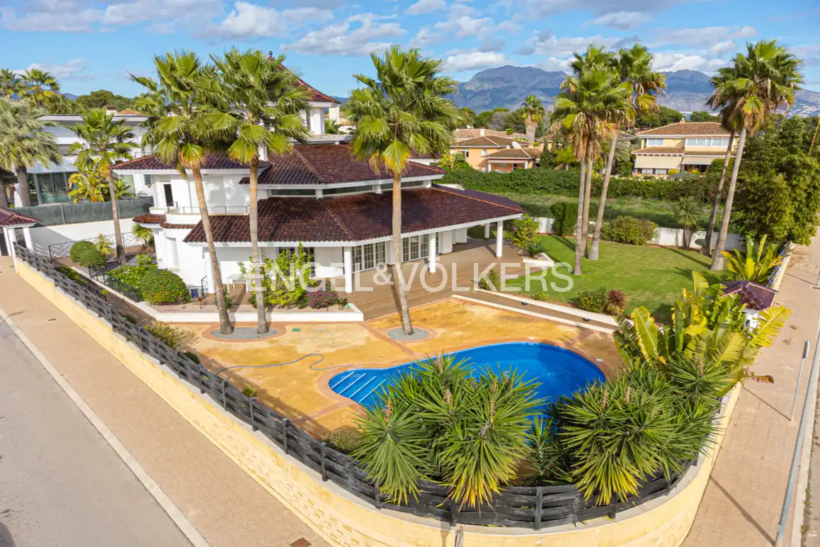 Vista exterior de Casa o xalet en venda en L'Alfàs del Pi amb Aire condicionat, Jardí privat i Piscina