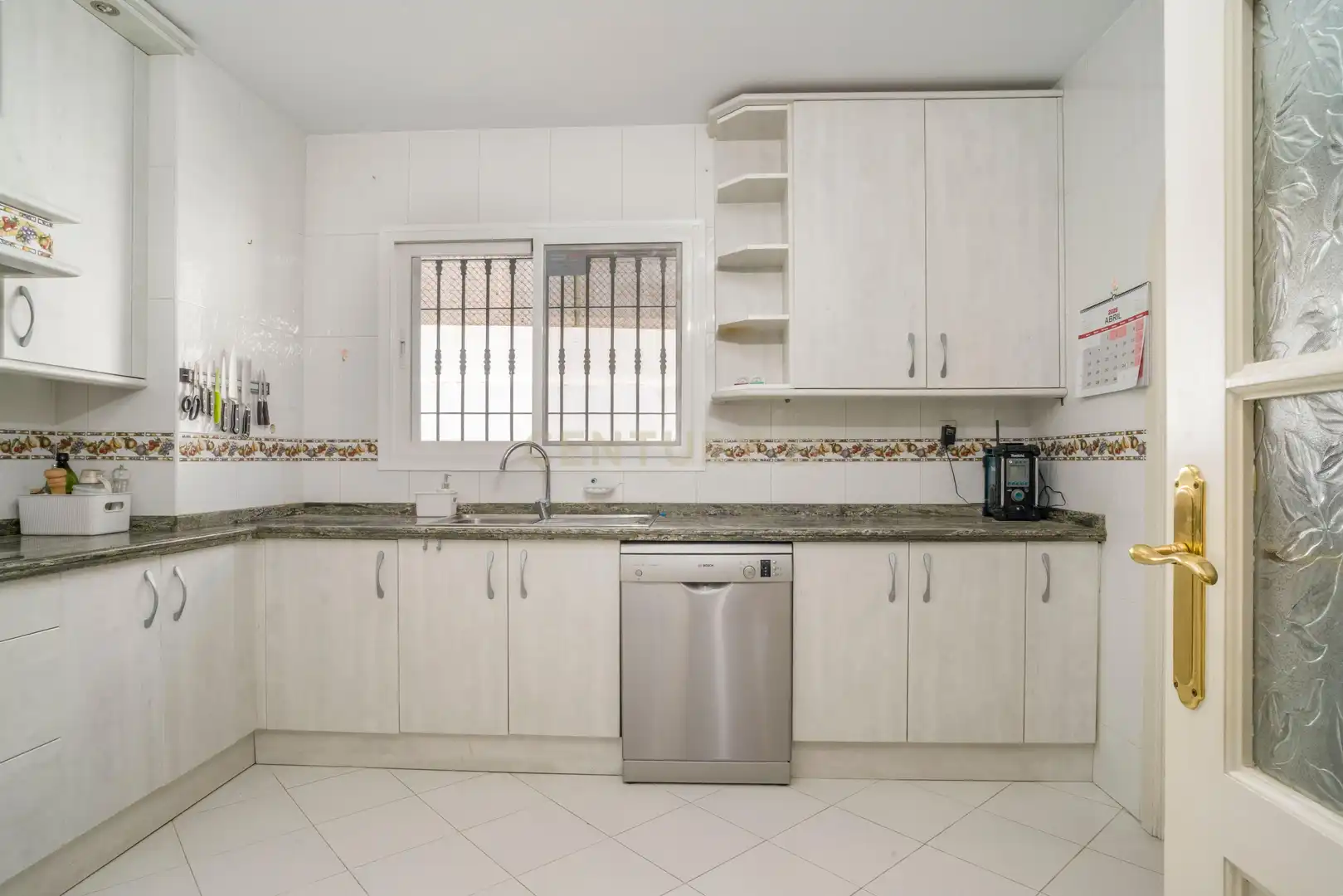 Cuina de Casa o xalet en venda en Fuengirola amb Aire condicionat, Jardí privat i Traster