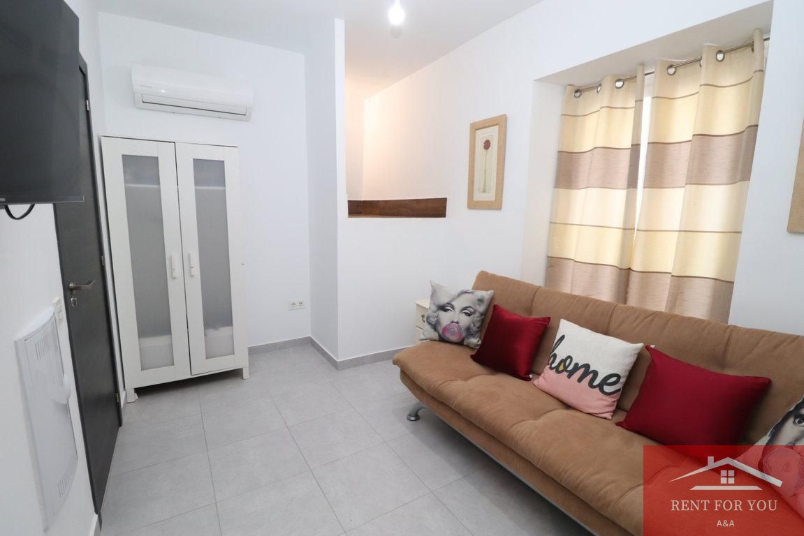 Sala d'estar de Estudi de lloguer en Alhaurín El Grande amb Aire condicionat i Moblat