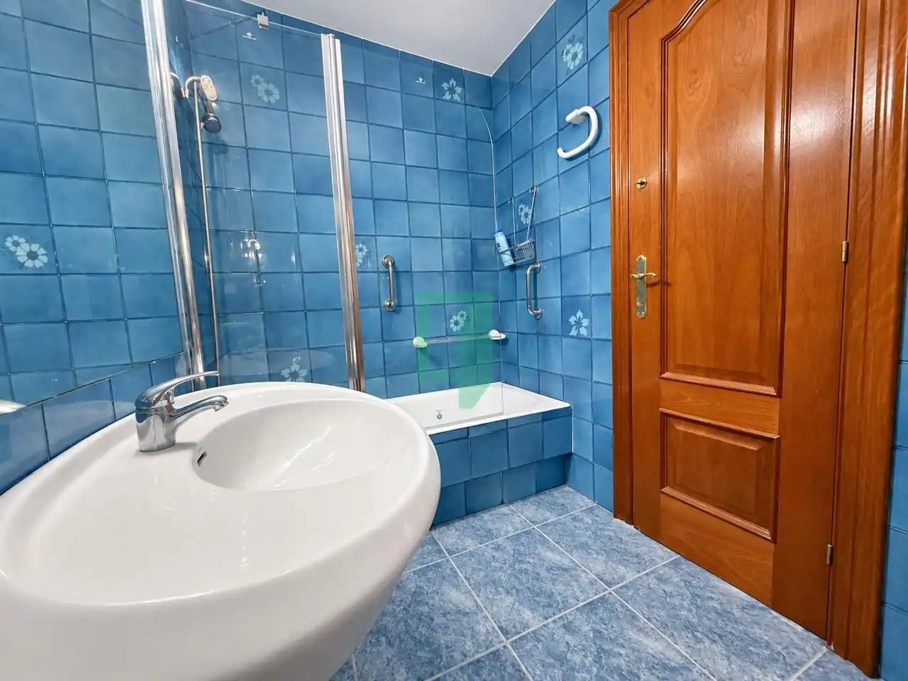 Bathroom of Flat for sale in Badalona  with Air Conditioner and Balcony