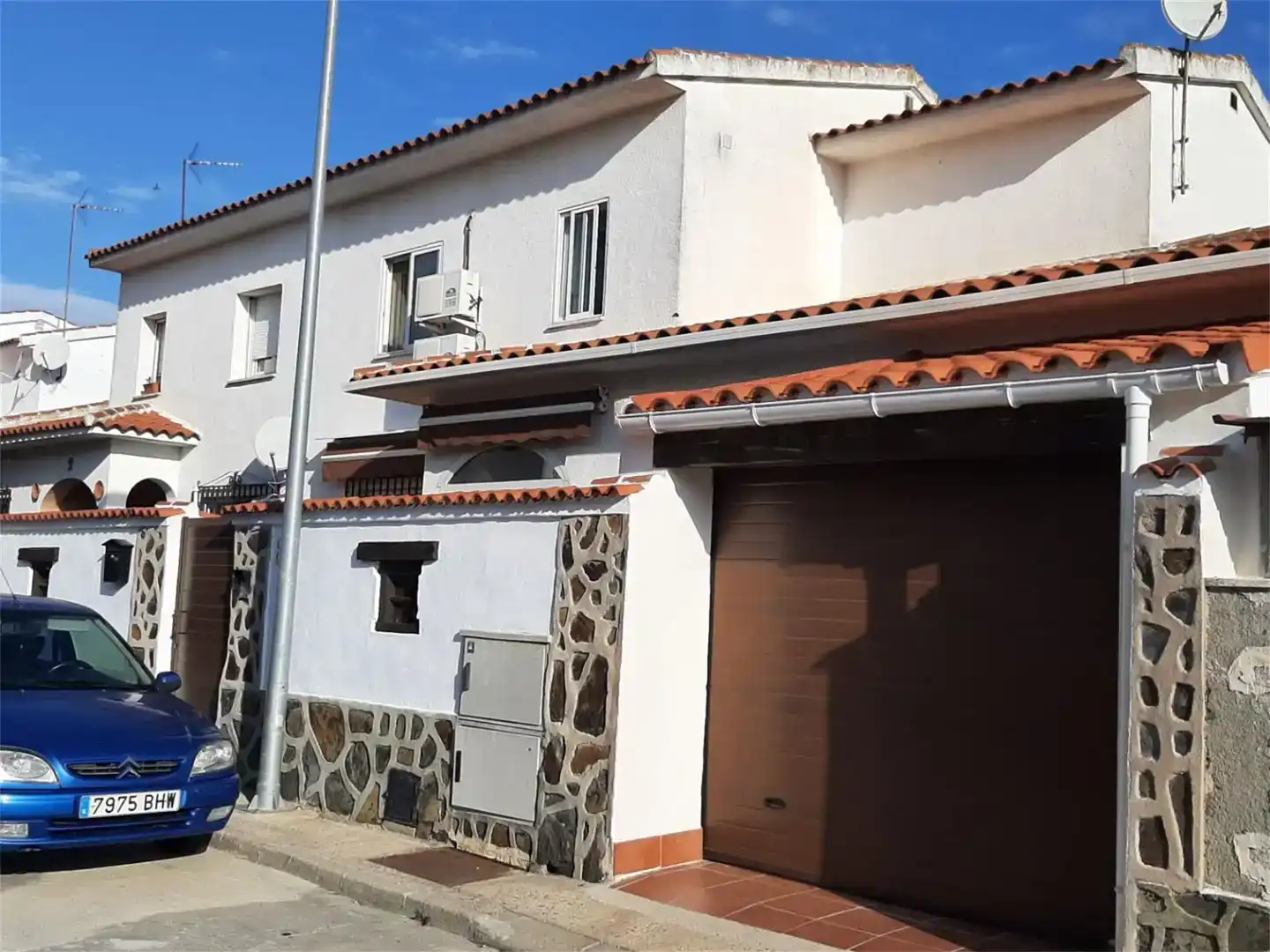 Vista exterior de Casa o xalet en venda en Cedillo del Condado amb Aire condicionat, Jardí privat i Moblat