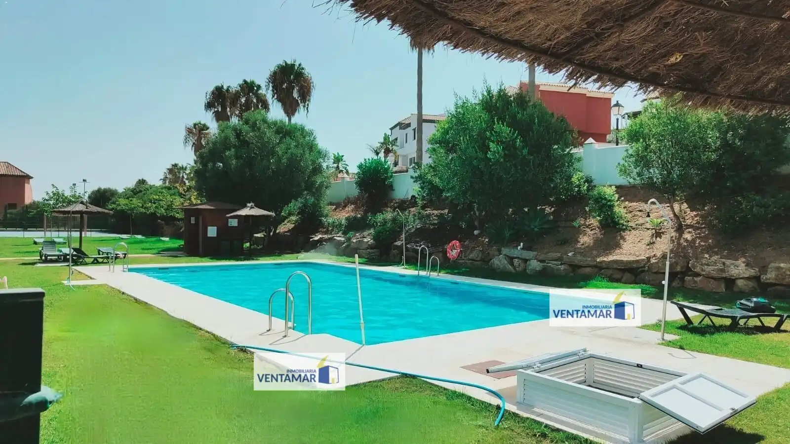 Schwimmbecken von Erdgeschoss zum Verkauf in La Alcaidesa mit Klimaanlage, Heizung und Privatgarten