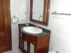 Badezimmer von Wohnung zur Miete in Gijón  mit Heizung, Parkett und Möbliert