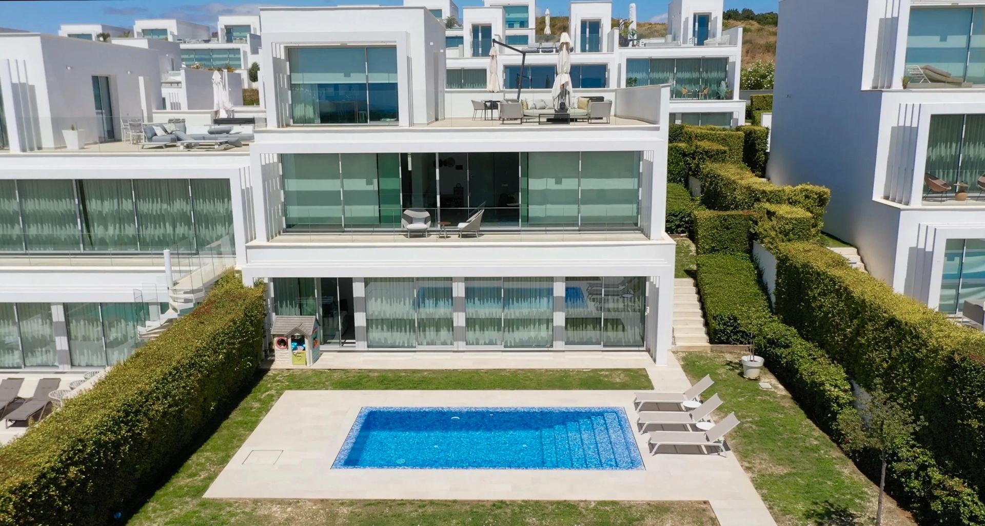 Vista exterior de Casa adosada en venda en Sotogrande amb Aire condicionat, Calefacció i Jardí privat