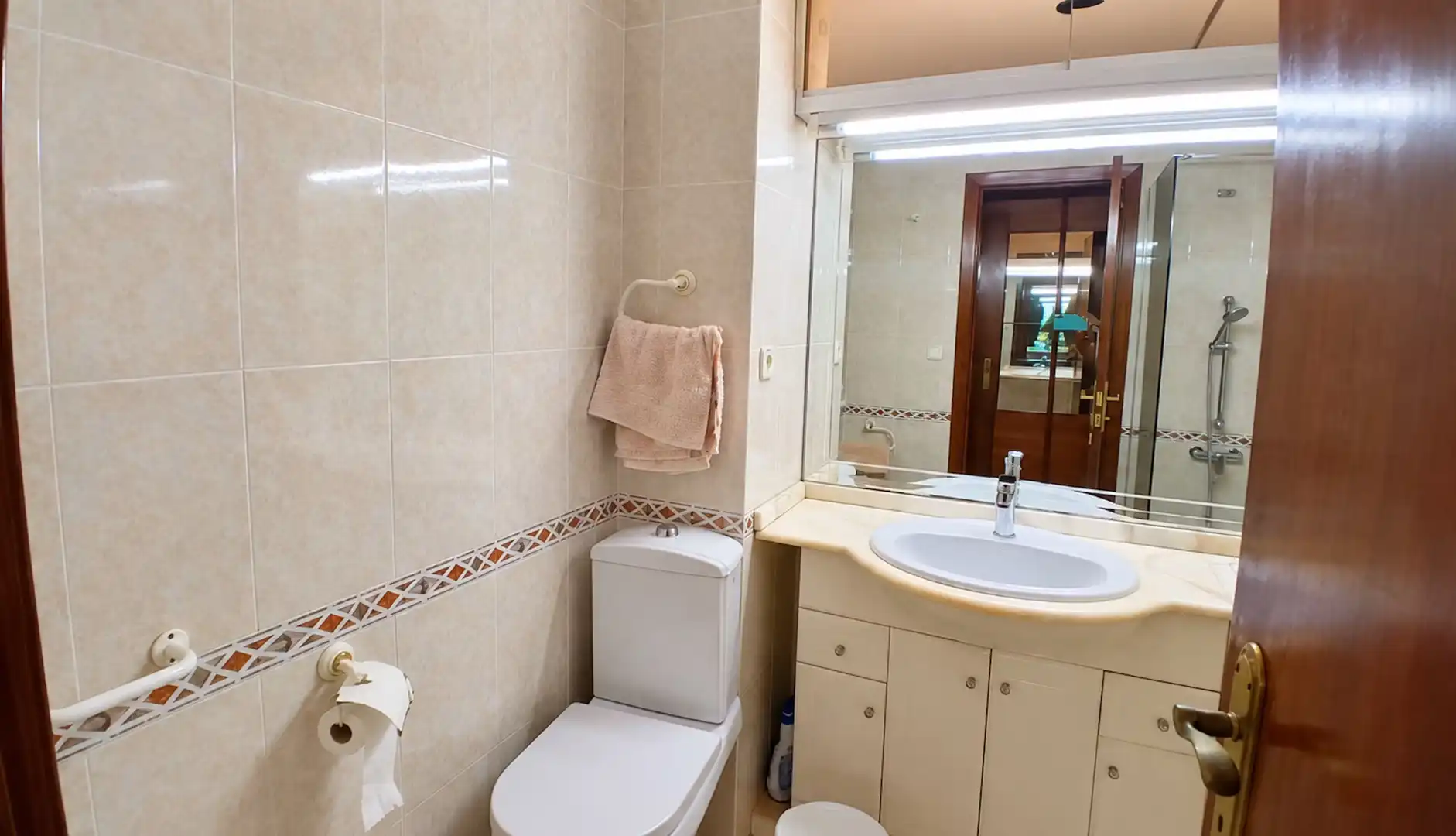 Bathroom of Flat for rent in Valencia  with Furnished, Oven and Washing machine