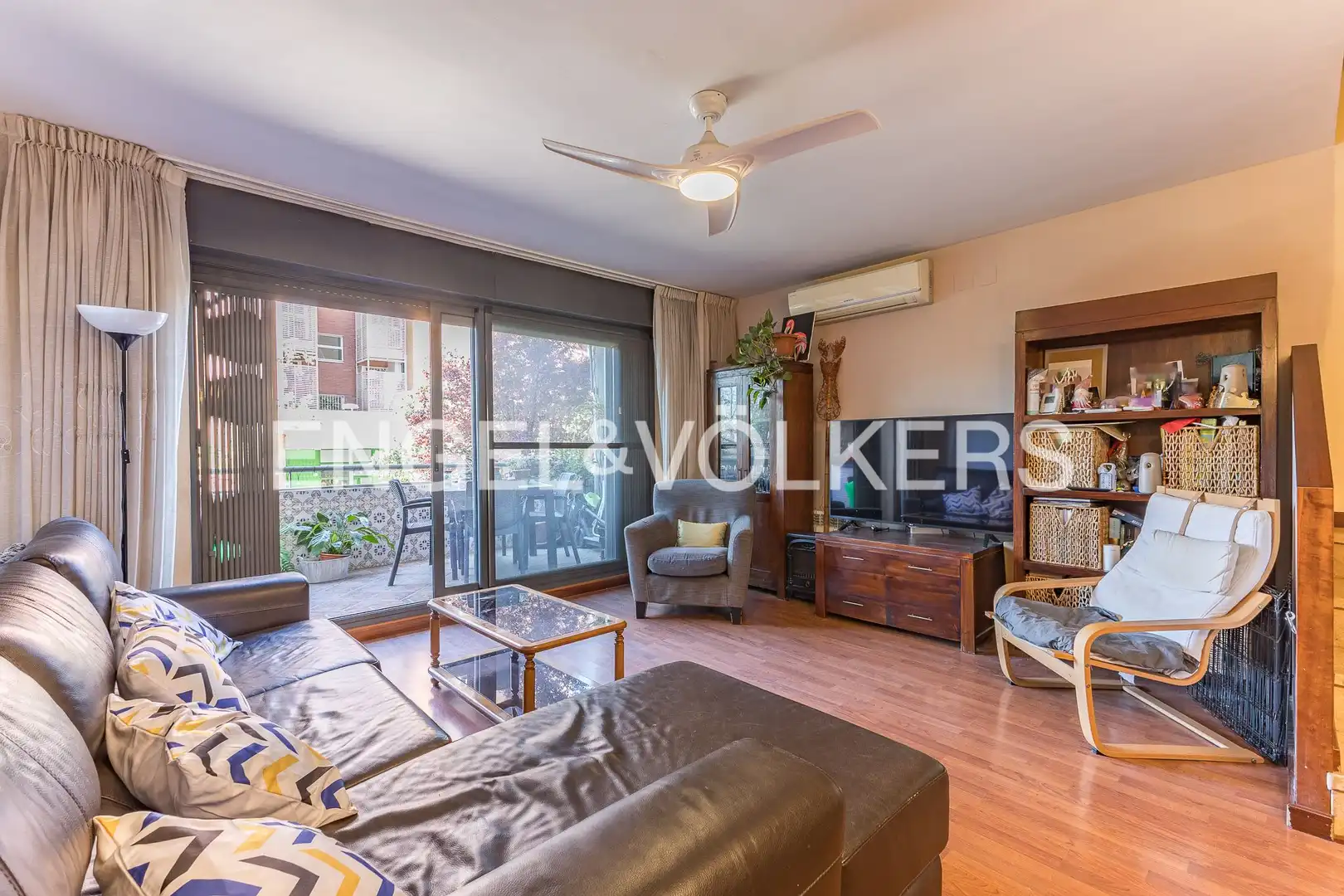 Sala de estar de Dúplex en venta en Sant Just Desvern con Aire acondicionado, Calefacción y Jardín privado