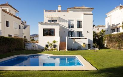 Jardí de Casa o xalet en venda en Estepona amb Aire condicionat, Terrassa i Piscina