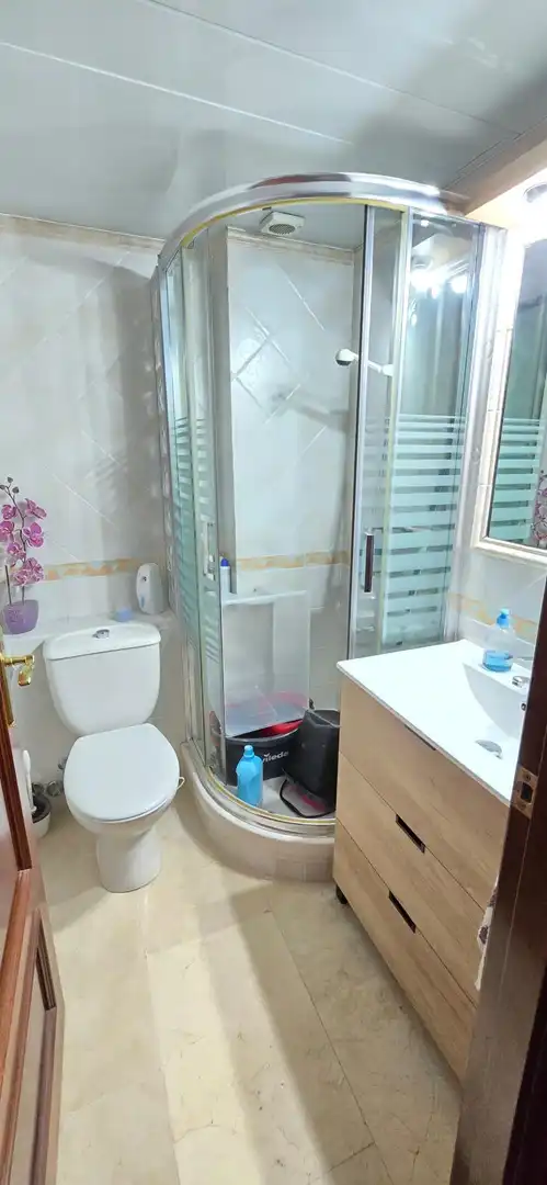 Badezimmer von Einfamilien-Reihenhaus zum Verkauf in Santa Perpètua de Mogoda mit Klimaanlage, Heizung und Terrasse