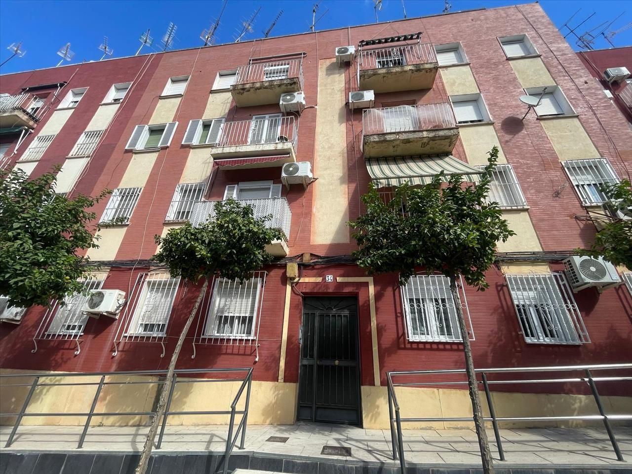 Vista exterior de Piso en venta en Linares