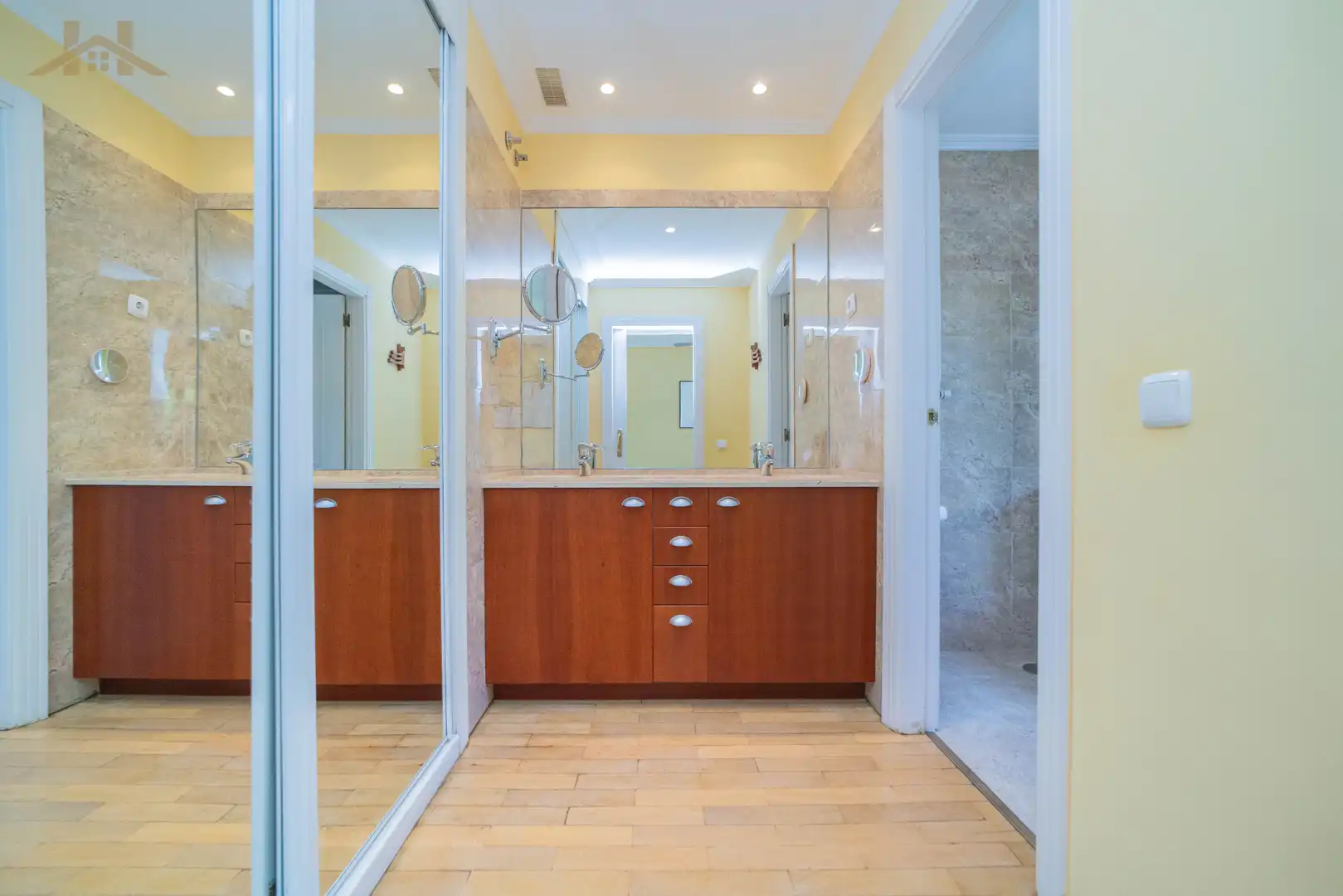 Badezimmer von Einfamilien-Reihenhaus zum Verkauf in Boadilla del Monte mit Heizung, Privatgarten und Abstellraum