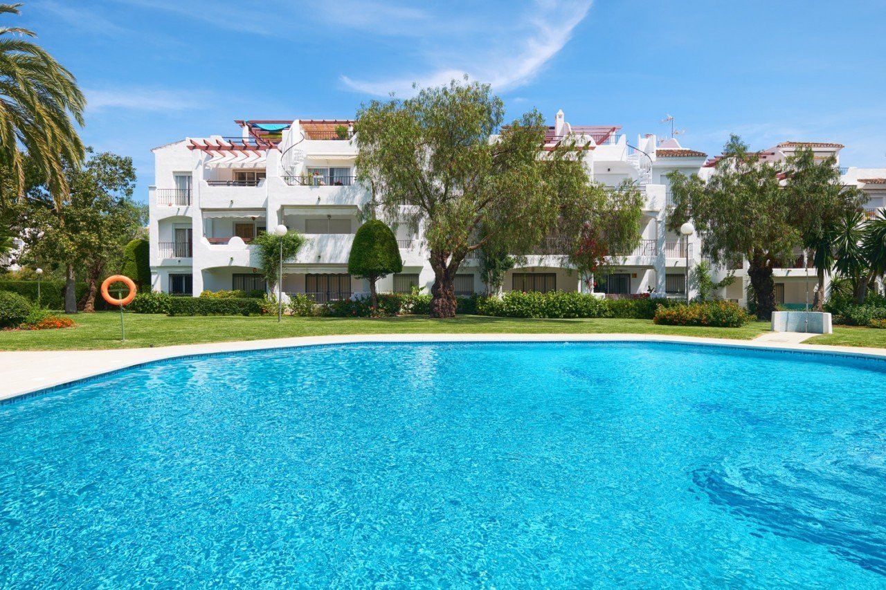 Vista exterior de Planta baixa de lloguer en Estepona amb Terrassa, Traster i Piscina