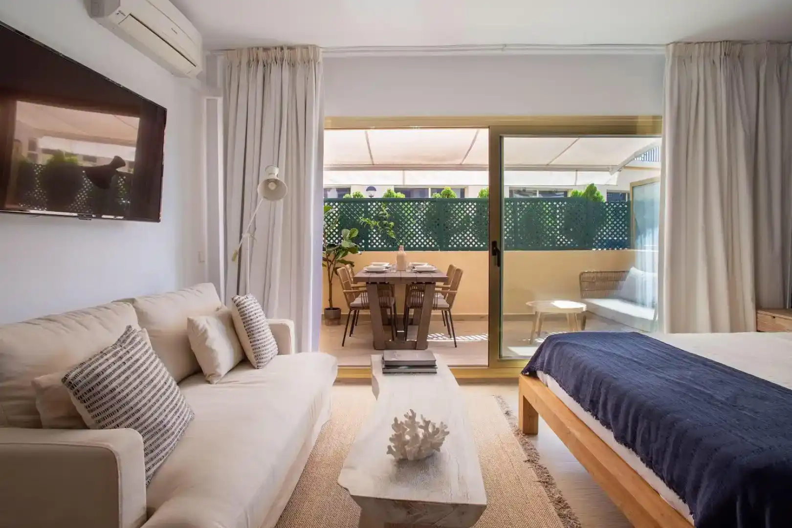 Living room of Flat for sale in Marbella  with Air Conditioner and Swimming Pool