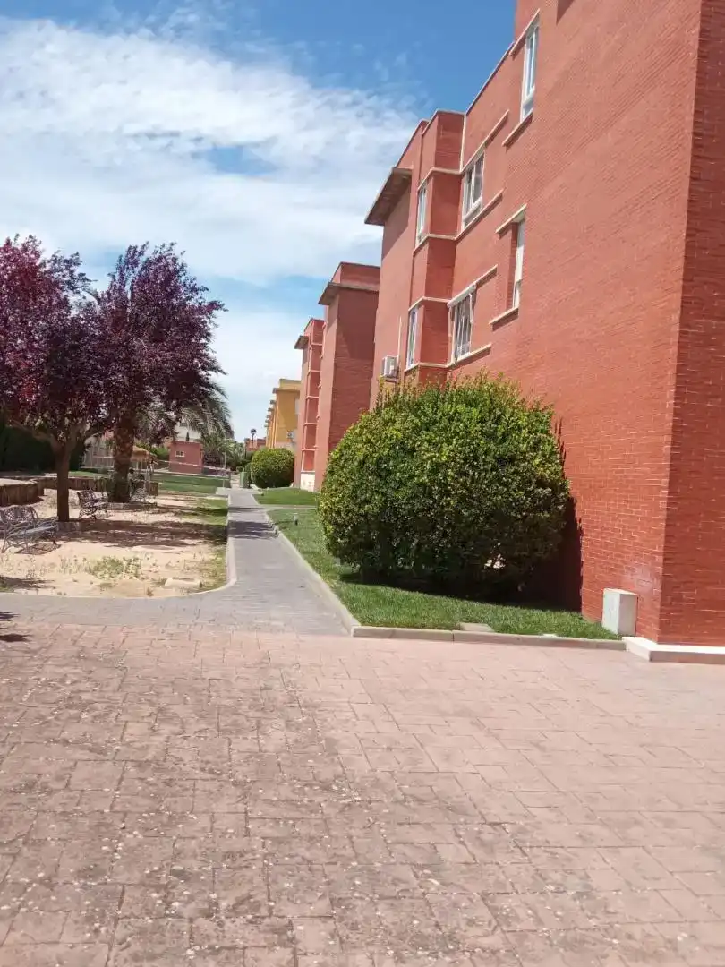Außenansicht von Wohnung zur Miete in Ciudad Real mit Privatgarten, Parkett und Schwimmbad