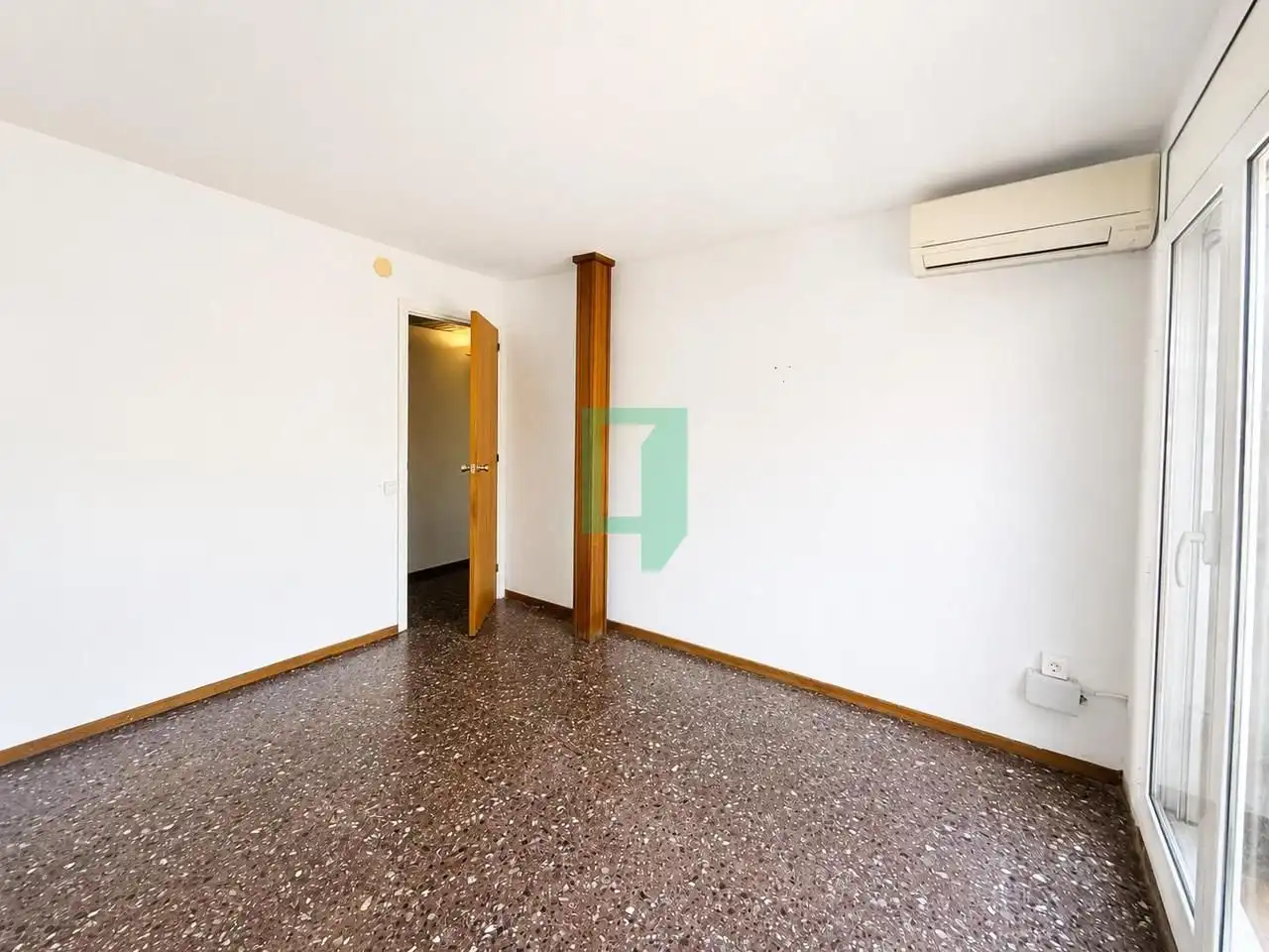 Dormitori de Àtic en venda en Badalona amb Aire condicionat i Terrassa