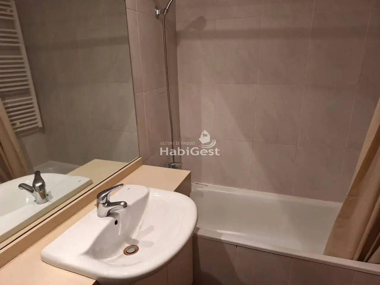 Badezimmer von Wohnung zur Miete in Girona mit Klimaanlage, Heizung und Parkett