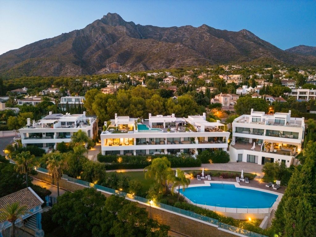Vista exterior de Dúplex en venda en Marbella amb Aire condicionat, Terrassa i Internet