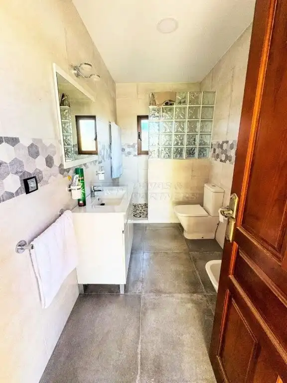 Bany de Casa o xalet en venda en Orihuela amb Aire condicionat, Jardí privat i Traster