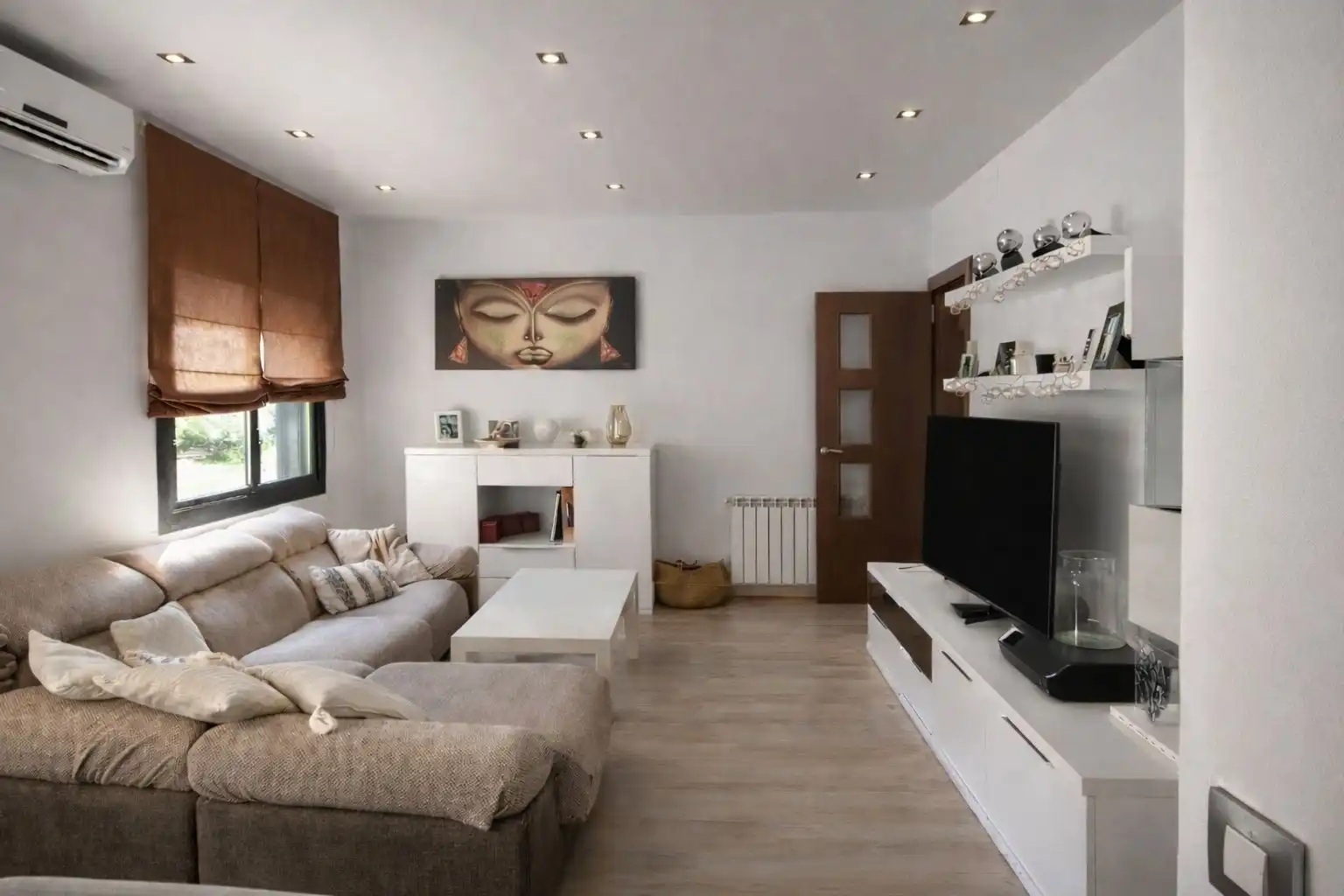 Sala de estar de Piso en venta en Cornellà de Llobregat con Aire acondicionado, Calefacción y Parquet