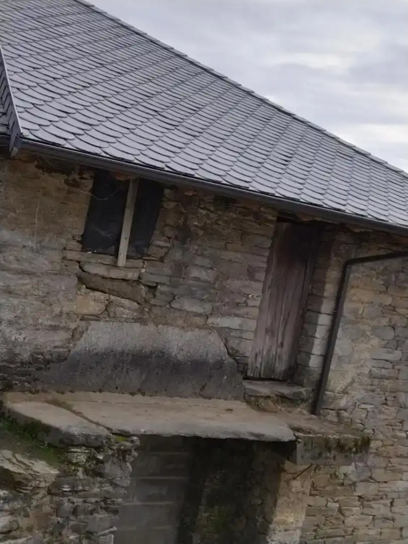 Vista exterior de Casa adosada en venta en Vega de Valcarce, León