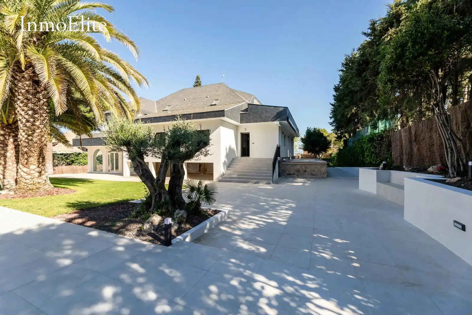 Vista exterior de Casa o xalet en venda en Pozuelo de Alarcón amb Aire condicionat, Calefacció i Jardí privat