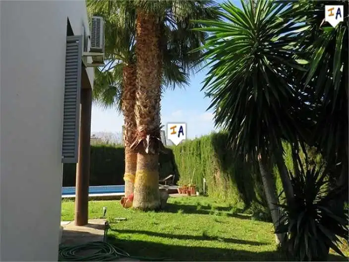 Jardí de Casa o xalet en venda en Jaén amb Aire condicionat, Traster i Piscina