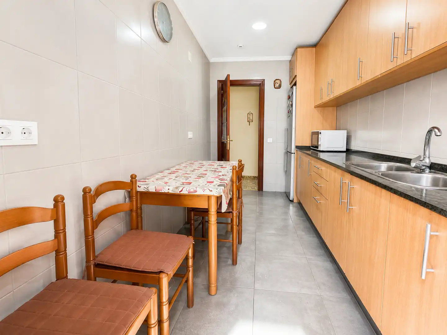 Küche von Erdgeschoss zum Verkauf in Tarragona mit Klimaanlage, Privatgarten und Terrasse