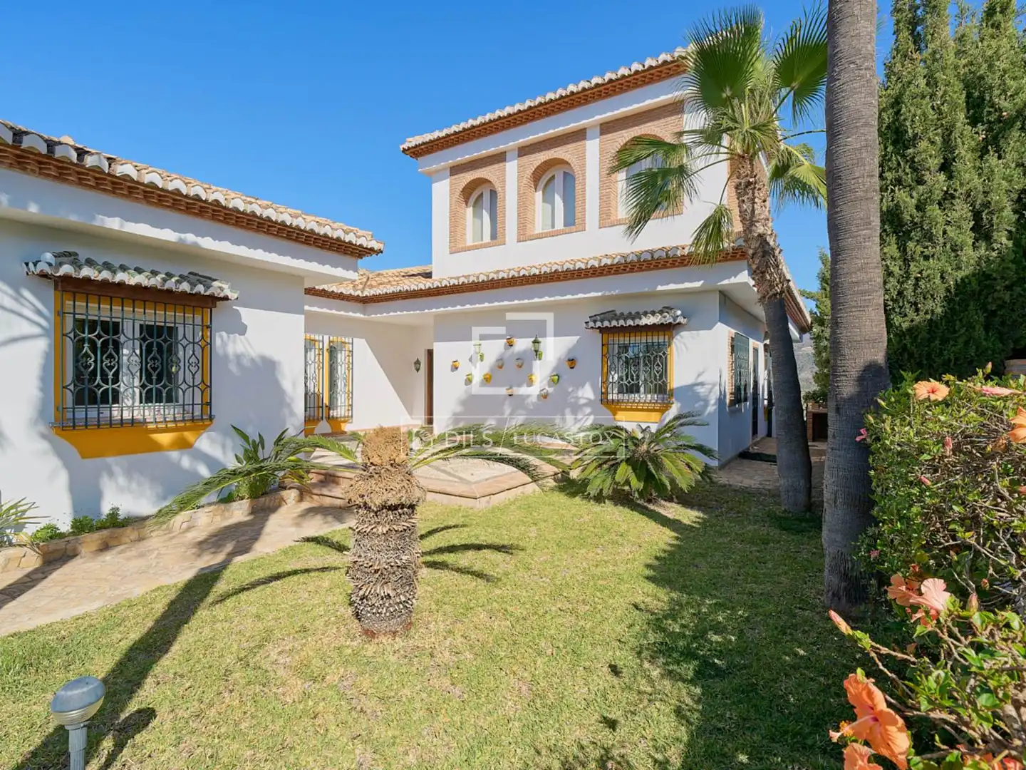 Vista exterior de Casa o xalet en venda en Almuñécar amb Aire condicionat, Calefacció i Jardí privat