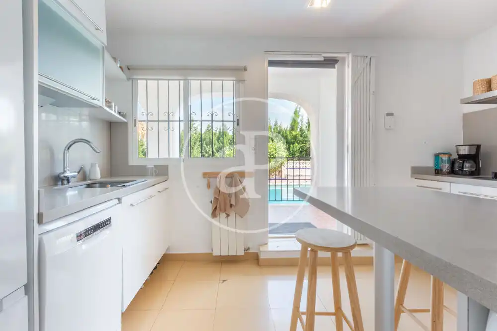 Cuina de Casa o xalet en venda en La Pobla de Vallbona amb Aire condicionat, Calefacció i Jardí privat