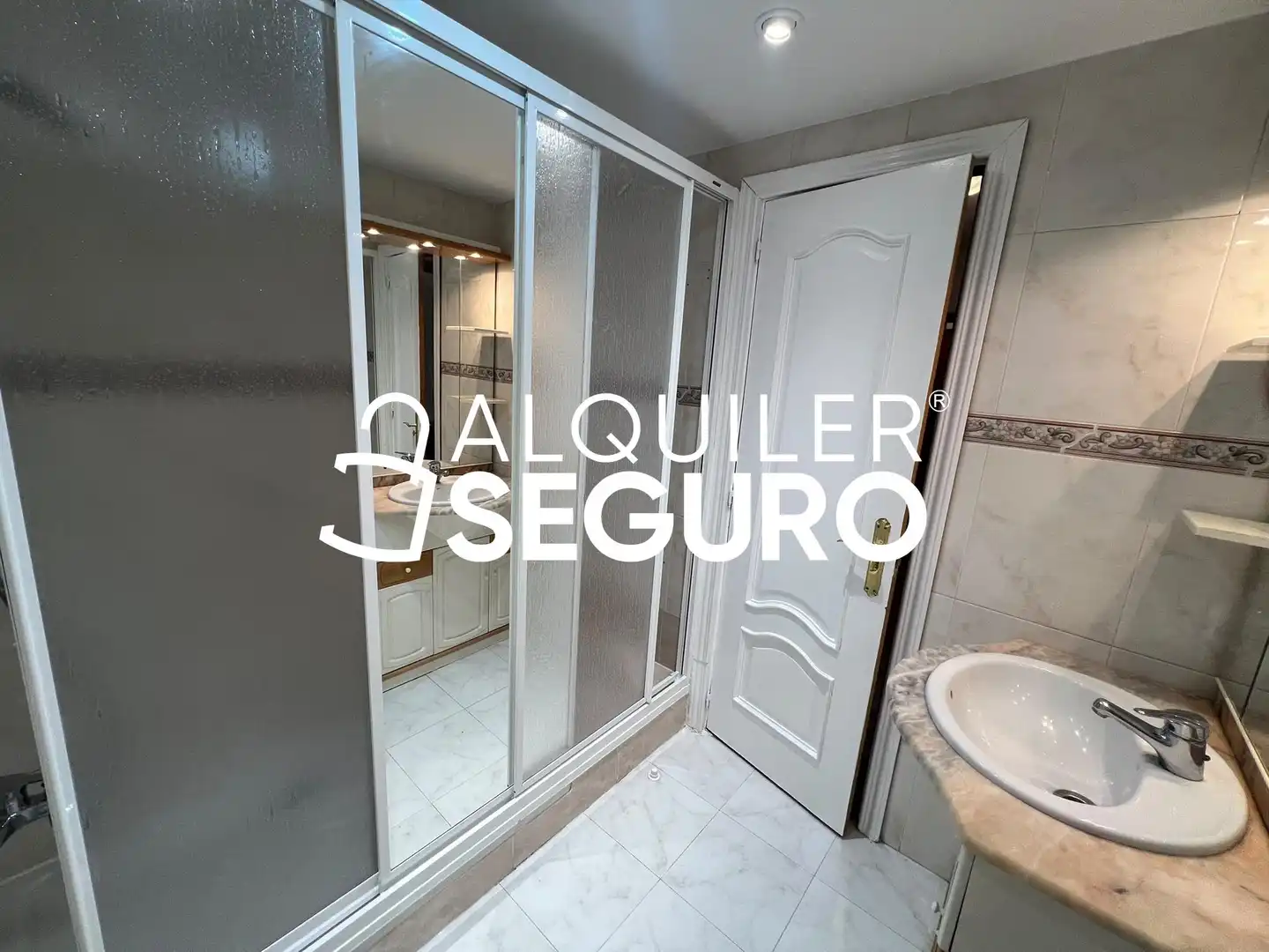 Baño de Piso de alquiler en Madrid con Calefacción y Amueblado