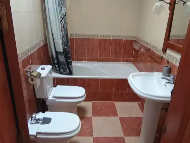 Baño de Dúplex de alquiler en Garrucha con Aire acondicionado, Piscina y Amueblado