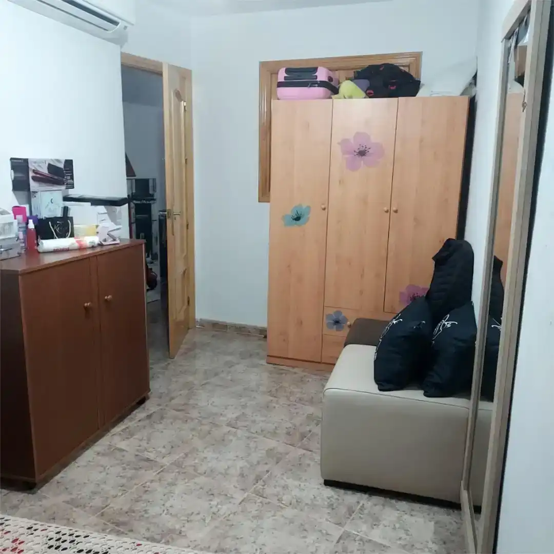 Dormitori de Casa adosada en venda en Aldeanueva de San Bartolomé amb Aire condicionat i Microones