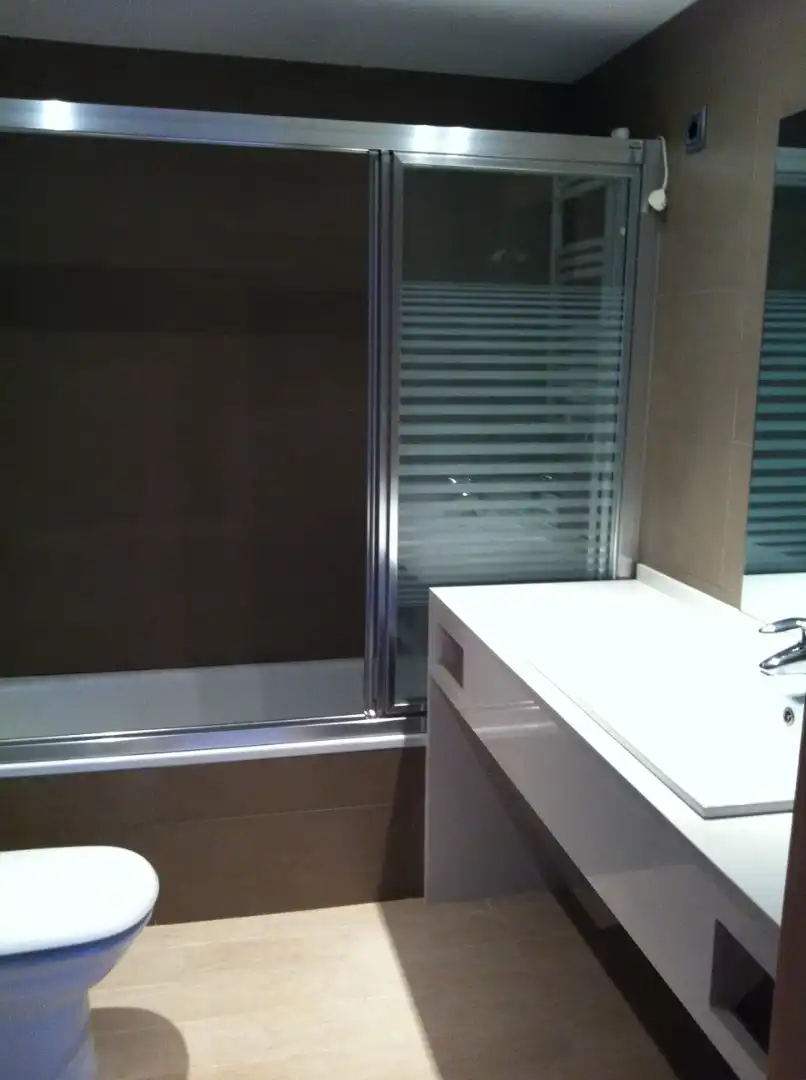 Baño de Piso de alquiler en Barcelona con Calefacción, Horno y Lavadora