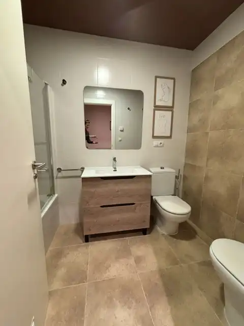 Baño de Piso de alquiler en  Pamplona / Iruña con Calefacción, Parquet y Amueblado