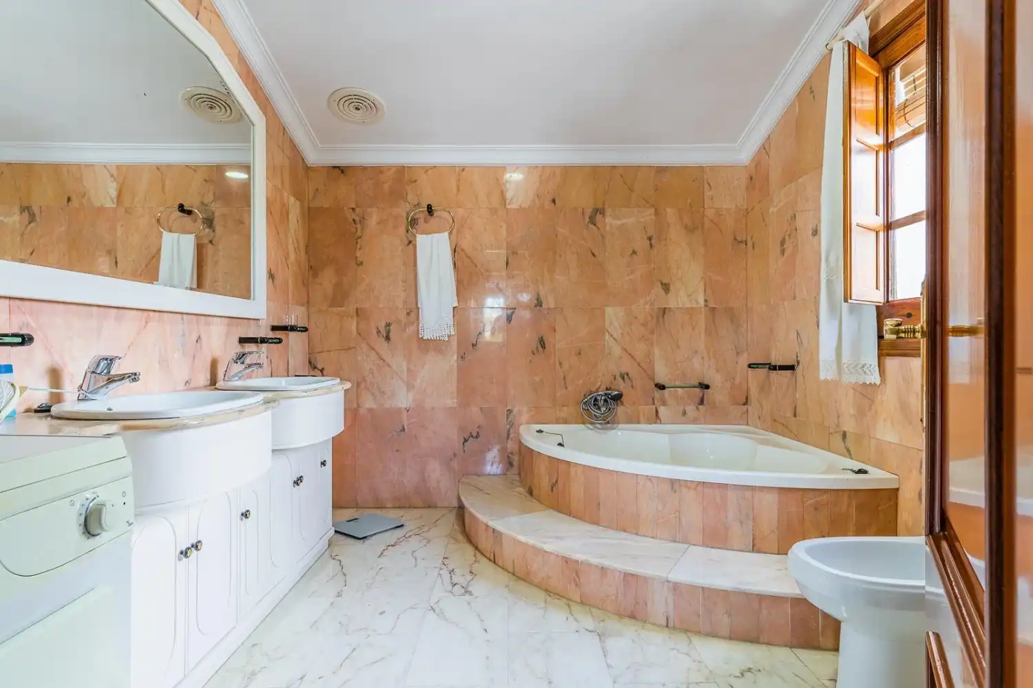 Bathroom of Houses for sale in Chiclana de la Frontera  with Air Conditioner, Private garden and Storage room