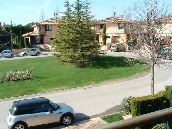 Außenansicht von Einfamilien-Reihenhaus zum Verkauf in Navata mit Heizung, Privatgarten und Terrasse