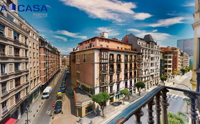 Vista exterior de Pis en venda en Bilbao  amb Balcó