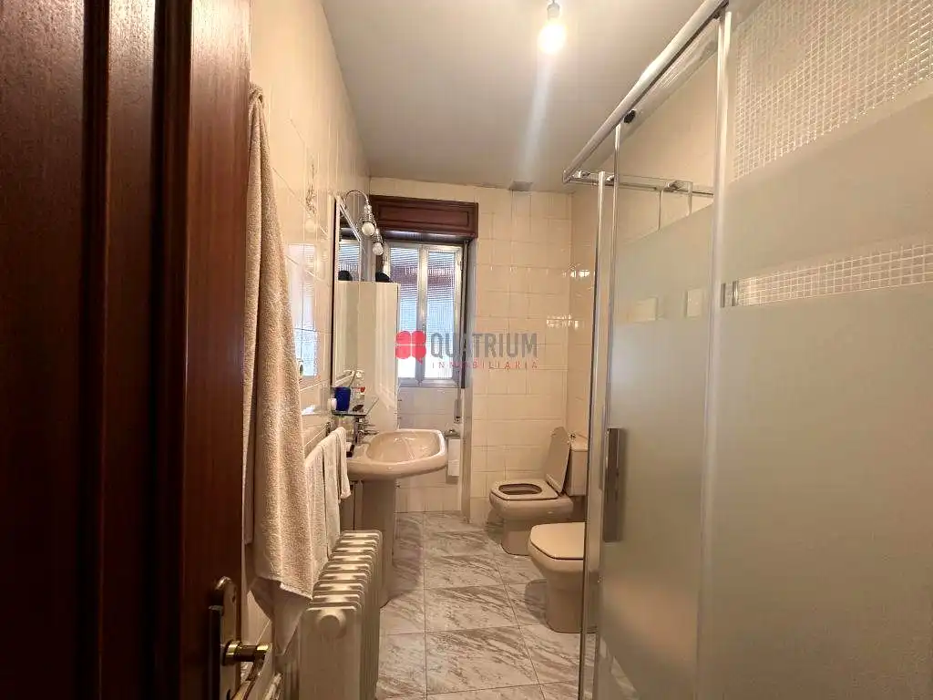 Bany de Casa o xalet en venda en Santiago de Compostela  amb Terrassa, Traster i Balcó