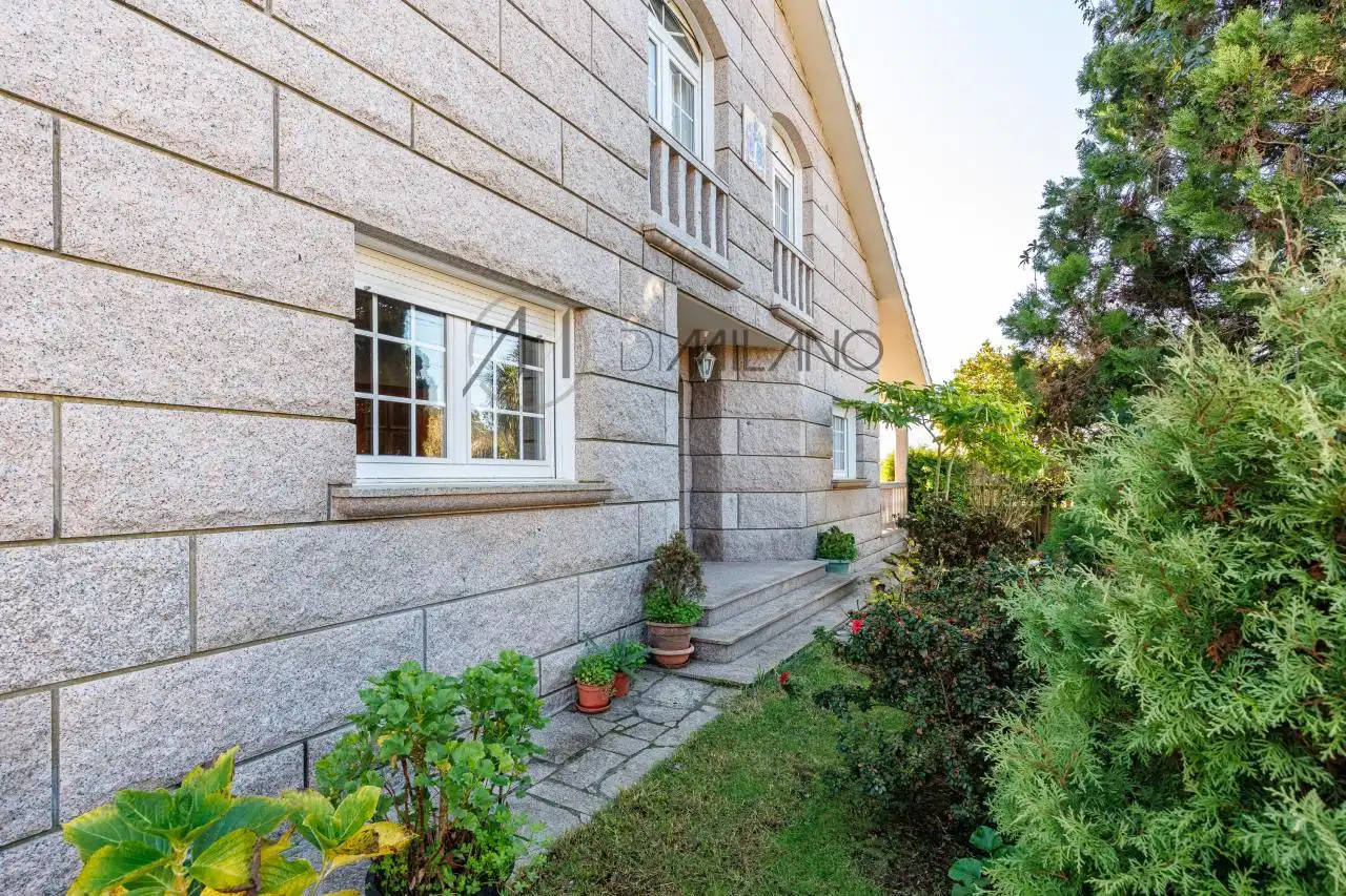 Vista exterior de Casa o xalet en venda en Nigrán amb Calefacció, Jardí privat i Terrassa