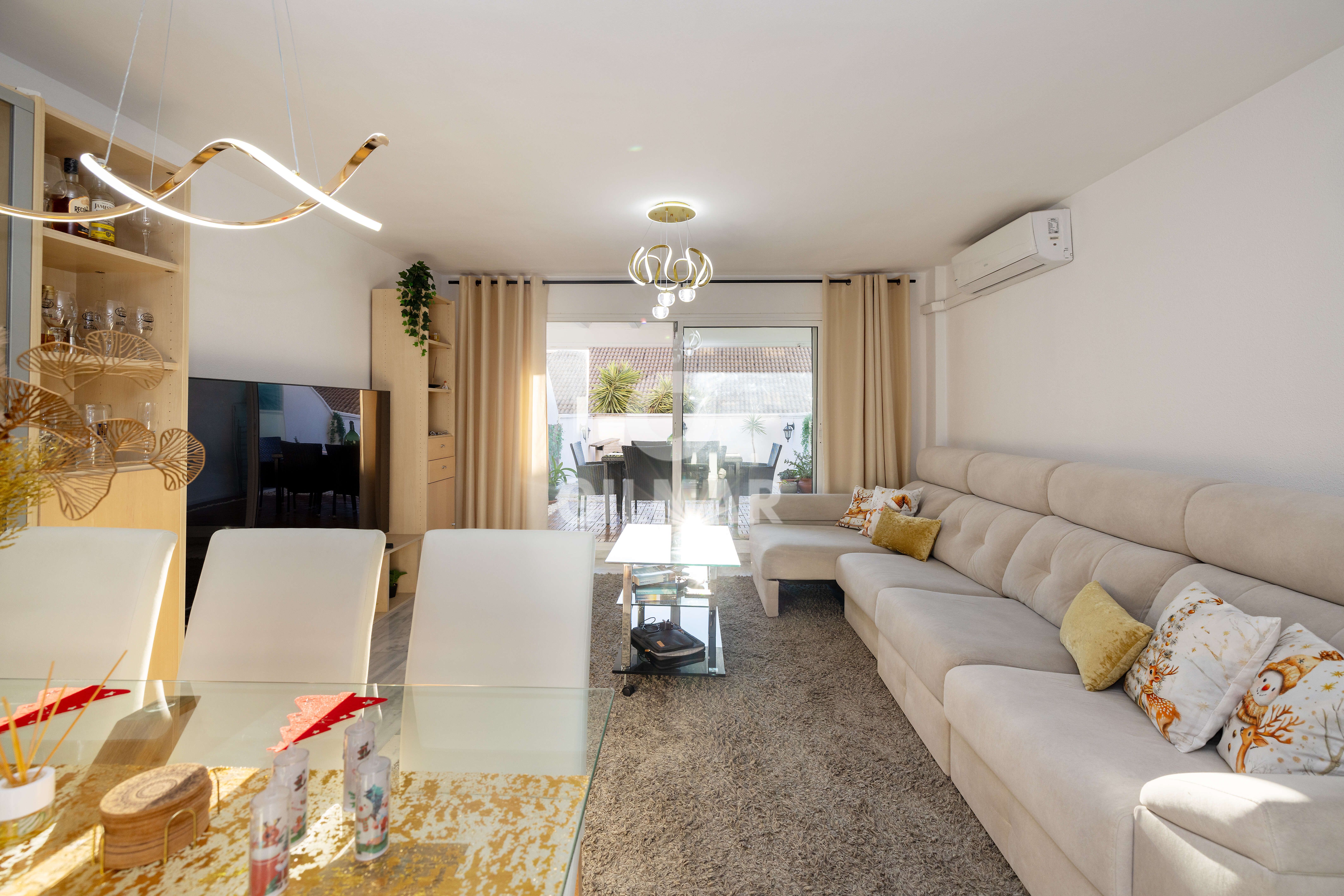 Sala d'estar de Casa adosada en venda en Benalmádena amb Calefacció, Jardí privat i Piscina