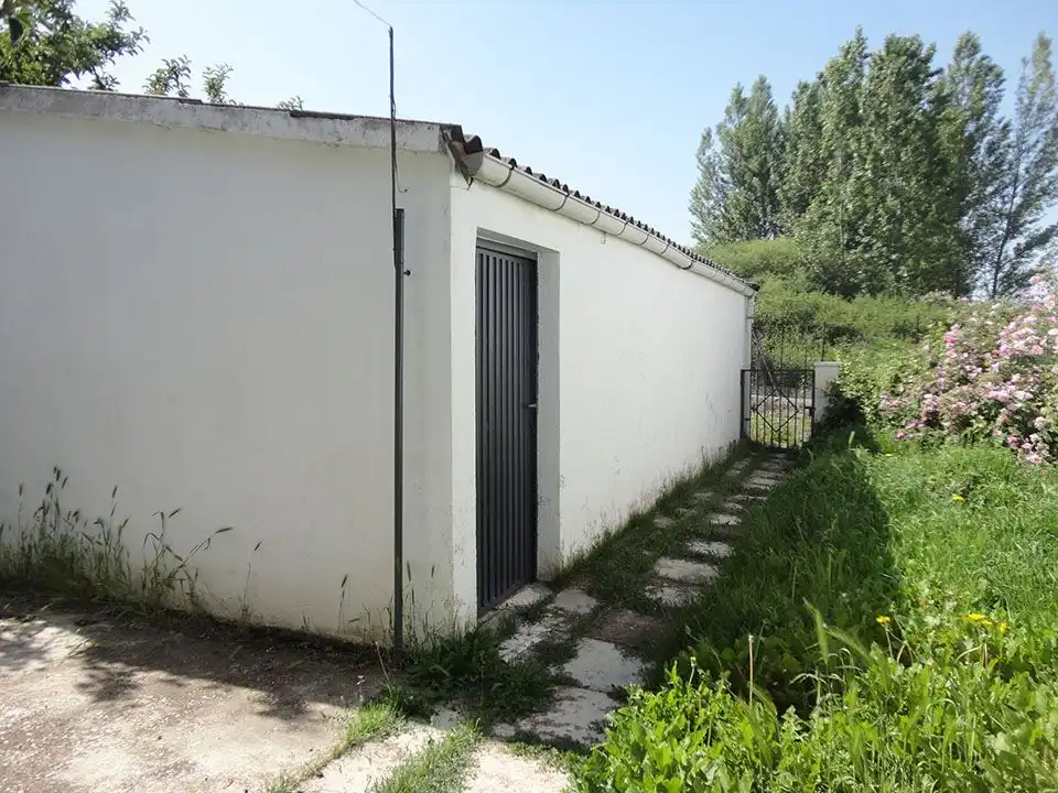Außenansicht von Einfamilien-Reihenhaus zum Verkauf in Salas de los Infantes mit Heizung und Privatgarten