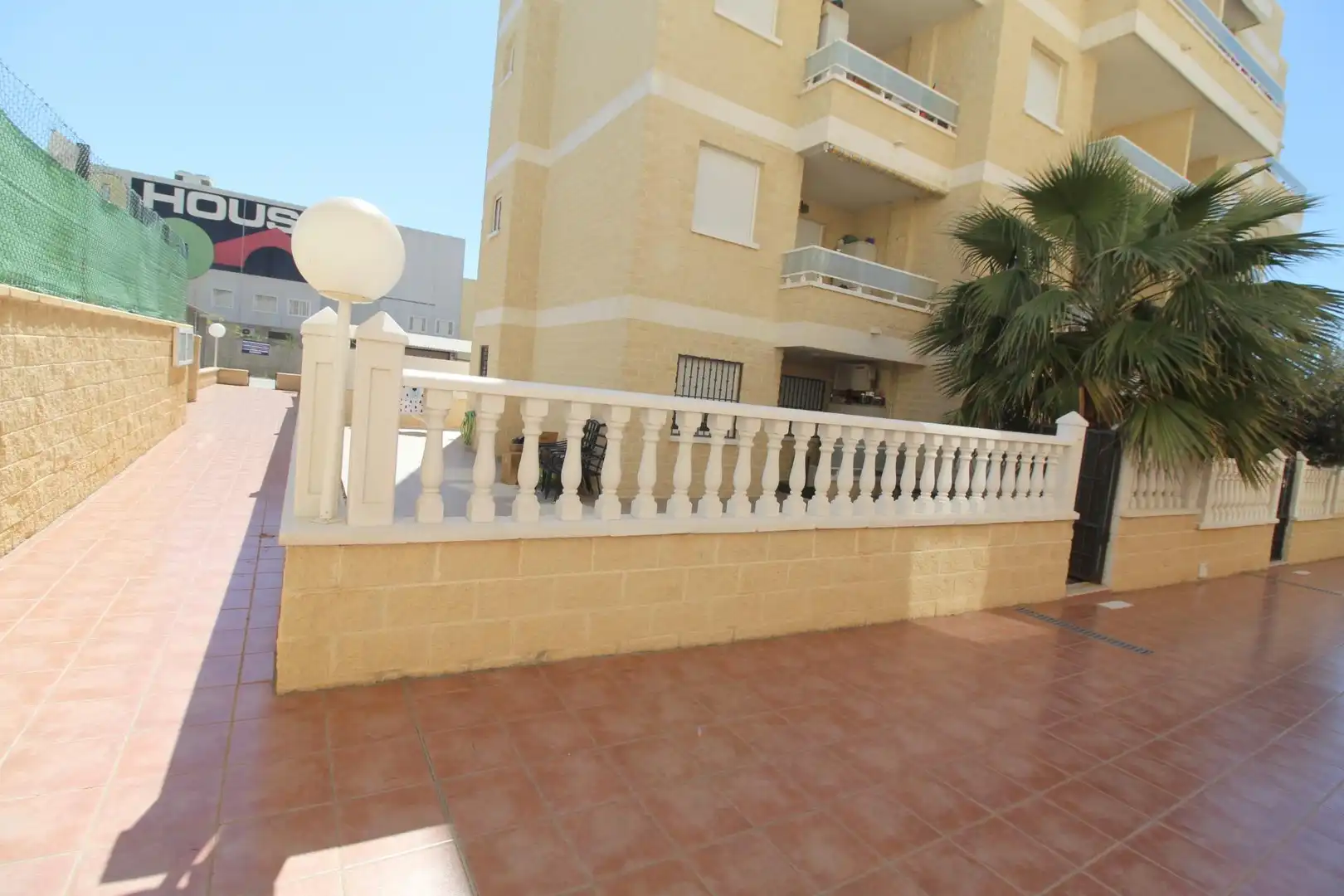 Vista exterior de Planta baixa en venda en Torrevieja amb Aire condicionat, Terrassa i Moblat