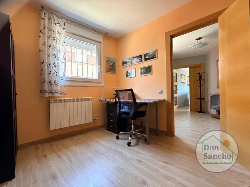 Casa adosada en venta en Santovenia de Pisuerga con Calefacción y Terraza
